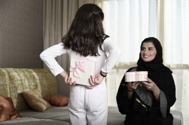بنت سعودية تفاجأ امها و  تقدم لها هدية في يوم الأم 