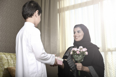 ولد سعودي يفاجأ امه ويقدم لها هدية في يوم الأم 
