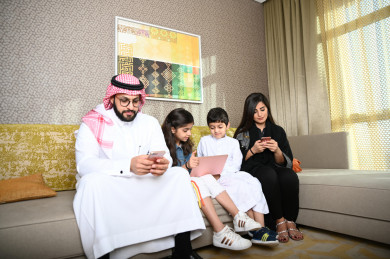 عائلة سعودية مشغوله باستخدامهم للهواتف المحموله 