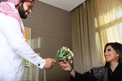 زوج  سعودي يقدم  ورد لزوجته في يوم الحب 