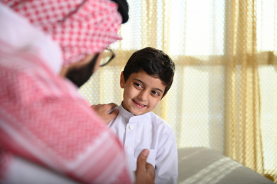 أب سعودي يتحدث مع إبنه 