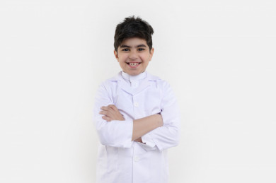 بورتريه فتى صغير سعودي خليجي يرتدي زي الطبيب ، الطبيب الصغير ، المهنة المستقبلية