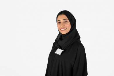 بورتريه بنت سعودية عربية خليجية ، امرأة سعودية خليجية ، بطاقة تعريفية على الصدر، محجبة بخلفية بيضاء
