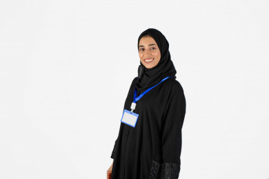 بورتريه بنت سعودية عربية خليجية ، طالبة مسلمة مع الحجاب، طالبة جامعية سعودية خليجية ، ترتدي بطاقة تعريفية بشريط ازرق، بخلفية بيضاء