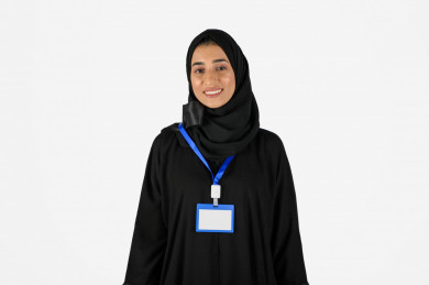 بورتريه بنت سعودية عربية خليجية ، طالبة مسلمة مع الحجاب، طالبة جامعية سعودية خليجية ، ترتدي بطاقة تعريفية بشريط ازرق، بخلفية بيضاء