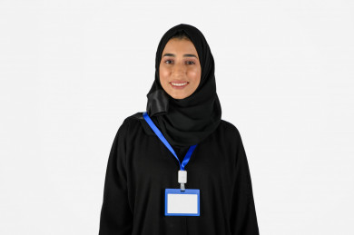 بورتريه بنت سعودية عربية خليجية ، طالبة مسلمة مع الحجاب، طالبة جامعية سعودية خليجية ، بطاقة تعريفية، بخلفية بيضاء