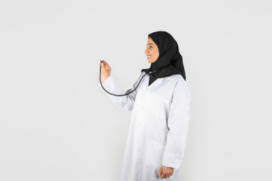 بورتريه بنت طبيبة سعودية عربية مسلمة ، سماعة طبيب ، بخلفية بيضاء