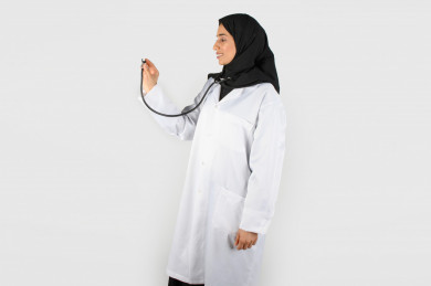 بورتريه بنت طبيبة سعودية عربية مسلمة ، سماعة طبيب ، بخلفية بيضاء