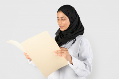 بورتريه طبيبة سعودية عربية مسلمة ، بنت خليجية ، ملف التشخيص ، بخلفية بيضاء