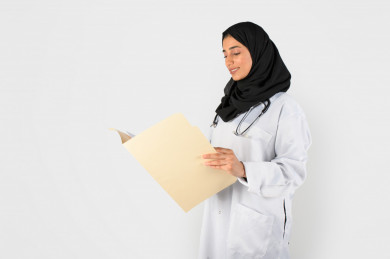 بورتريه طبيبة سعودية عربية مسلمة ، بنت خليجية ، ملف التشخيص ، بخلفية بيضاء