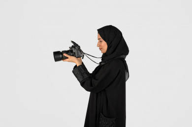 بورتريه بنت سعودية ، مصورة خليجية ، كاميرا عالية الدقة ، خلفية بيضاء