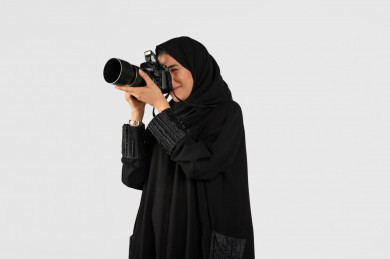 بورتريه بنت سعودية ، مصورة خليجية ، كاميرا عالية الدقة ، خلفية بيضاء