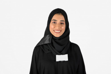 بورتريه بنت سعودية عربية خليجية ، امرأة سعودية خليجية ، بطاقة تعريفية، محجبة ، بطاقة تعريفية على الصدر بخلفية بيضاء