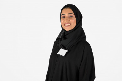 بورتريه بنت سعودية عربية خليجية ، امرأة سعودية خليجية ، بطاقة تعريفية، محجبة ، بطاقة تعريفية على الصدر بخلفية بيضاء