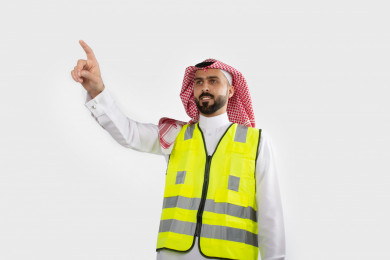 بورتريه مهندس سعودي ماهر محترف ، رجل مهندس خليجي باللباس السعودي التقليدي ، خلفية بيضاء