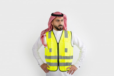 بورتريه مهندس سعودي ماهر محترف ، رجل مهندس خليجي باللباس السعودي التقليدي ، خلفية بيضاء