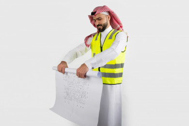بورتريه رجل مهندس عربي سعودي مبتسم ، ماهر ومحترف في المخططات ، رجل مهندس خليجي باللباس السعودي التقليدي ، خلفية بيضاء