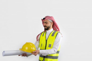بورتريه رجل مهندس عربي سعودي مبتسم ، ماهر ومحترف في المخططات ، رجل مهندس خليجي باللباس السعودي التقليدي ، خلفية بيضاء