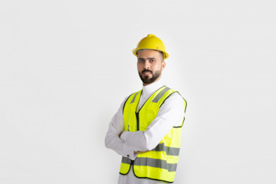 مهندس معماري سعودي محتؤف يرتدي لباس السلامة  ، مهندس انشاءات خليجي بالثوب السعودي ، خوذة عمل صفراء ، خلفية بيضاء 