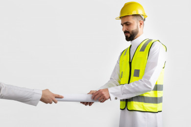 بورتريه رجل مهندس سعودي عربي خليجي ، استلام مخطط صفقة عمل جديد ، رجل مهندس خليجي ، خلفية بيضاء
