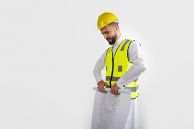 بورتريه رجل مهندس سعودي عربي ،  مهندس ماهر محترف في المخططات ، رجل مهندس خليجي ، خلفية بيضاء