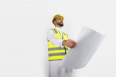 بورتريه رجل مهندس سعودي عربي ،  مهندس ماهر محترف في المخططات ، رجل مهندس خليجي ، خلفية بيضاء