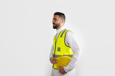 مهندس معماري سعودي محترف يرتدي لباس السلامة  ، مهندس انشاءات خليجي بالثوب السعودي ، خوذة عمل صفراء ، خلفية بيضاء 