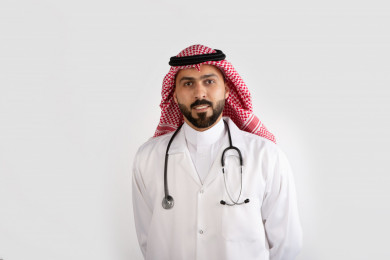 بورتريه رجل طبيب سعودي عربي محترف ، طبيب خليجي باللباس السعودي ، بخلفية بيضاء