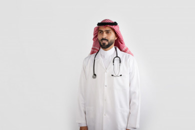 بورتريه رجل طبيب سعودي عربي محترف ، طبيب خليجي باللباس السعودي ، بخلفية بيضاء
