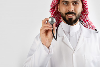 بورتريه رجل طبيب عربي سعودي ، بيده سماعة الطبيب ، خلفية بيضاء