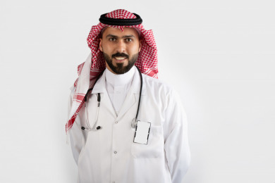 بورتريه رجل طبيب سعودي عربي مسلم سعيد ، طبيب متميز ، بطاقة الهوية على الصدر ، خلفية بيضاء