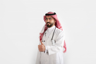 بورتريه رجل طبيب سعودي عربي مسلم سعيد ، طبيب متميز ، بطاقة الهوية على الصدر ، خلفية بيضاء