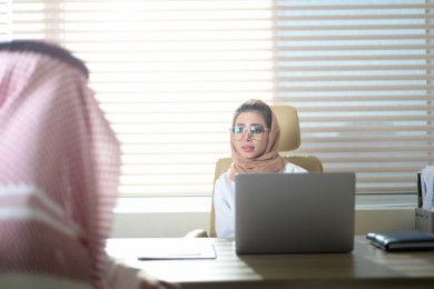 طبيبة سعودية تتحدث مع مريض خليجي وتقدم له استشارات  طبية في المكتب 