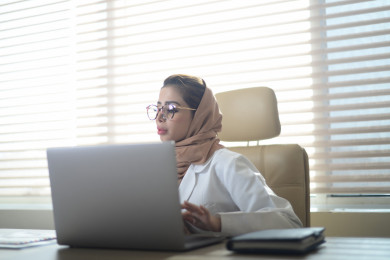 طبيبة سعودية تتحدث مع مريض خليجي وتقدم له استشارات  طبية في المكتب 
