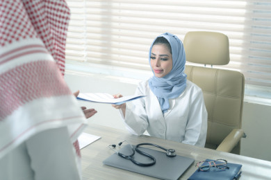 طبيبة سعودية محجبة تسلم التقرير الطبي للمريض 