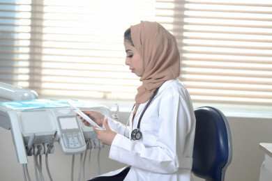 دكتورة سعودية في غرفة عيادة الأسنان 