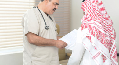 طبيب يتحدث مع مريض ويقدم له استشارات طبية 