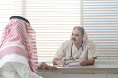 طبيب سعودي يتحدث مع مريض ويقدم له استشارات طبية 
