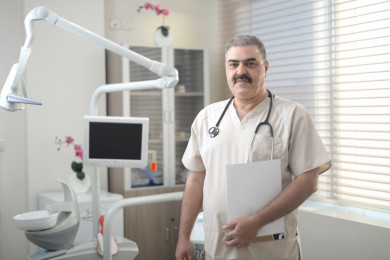 دكتور سعودي في غرفة عيادة الأسنان 