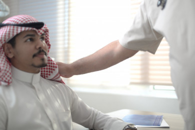 طبيب عربي يتحدث مع مريض سعودي ويقدم له استشارات طبية 