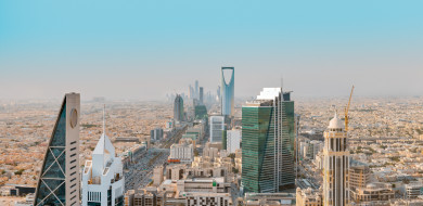 اطلالة على أبراج مدينة الرياض في النهار, المملكة العربية السعودية, الرياض, لقطة خارجية علوية في الصباح, أبراج الرياض, برج المملكة ، أفق الرياض