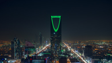 المملكة العربية السعودية الرياض, لقطة جوية لمدينة الرياض ليلا, أبراج الرياض, أفق برج المملكة, برج المملكة مضاء باللون الأخضر, الرياض ليلا