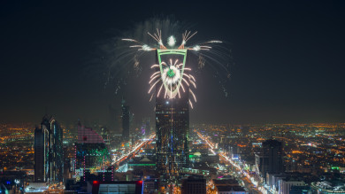 احتفالات اليوم الوطني في مدينة الرياض, المملكة العربية السعودية، احتفالات الألعاب النارية في الرياض, لقطة جوية لمدينة الرياض, برج المملكة, ألعاب نارية في برج المملكة ليلاً, أفق برج المملكة في اليوم الوطني, موسم الرياض, اليوم الوطني السعودي, أبراج الرياض