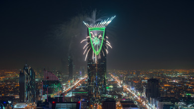 احتفالات اليوم الوطني في مدينة الرياض, المملكة العربية السعودية، احتفالات الألعاب النارية في الرياض, لقطة جوية لمدينة الرياض, برج المملكة, ألعاب نارية في برج المملكة ليلاً, أفق برج المملكة في اليوم الوطني, موسم الرياض, اليوم الوطني السعودي, أبراج الرياض