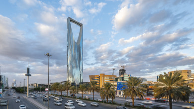 النهار في مدينة الرياض مع اطلالة على برج المملكة، برج المملكة في وقت النهار, برج المملكة