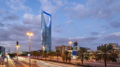 الغروب في مدينة الرياض مع اطلالة على برج المملكة، برج المملكة في وقت الغروب, برج المملكة