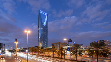 الغروب في مدينة الرياض مع اطلالة على برج المملكة، برج المملكة في وقت الغروب, برج المملكة