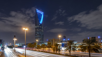 المملكة العربية السعودية ، الرياض في الليل - برج المملكة في الليل - أفق الرياض - برج المملكة / المملكة - الرياض الظلام