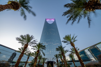 برج المملكة في وقت النهار، برج المملكة نهاراً وليلاً - برج المملكة العربية السعودية - برج المملكة