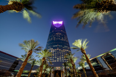 برج المملكة في وقت المساء، برج المملكة نهاراً وليلاً - برج المملكة العربية السعودية - برج المملكة